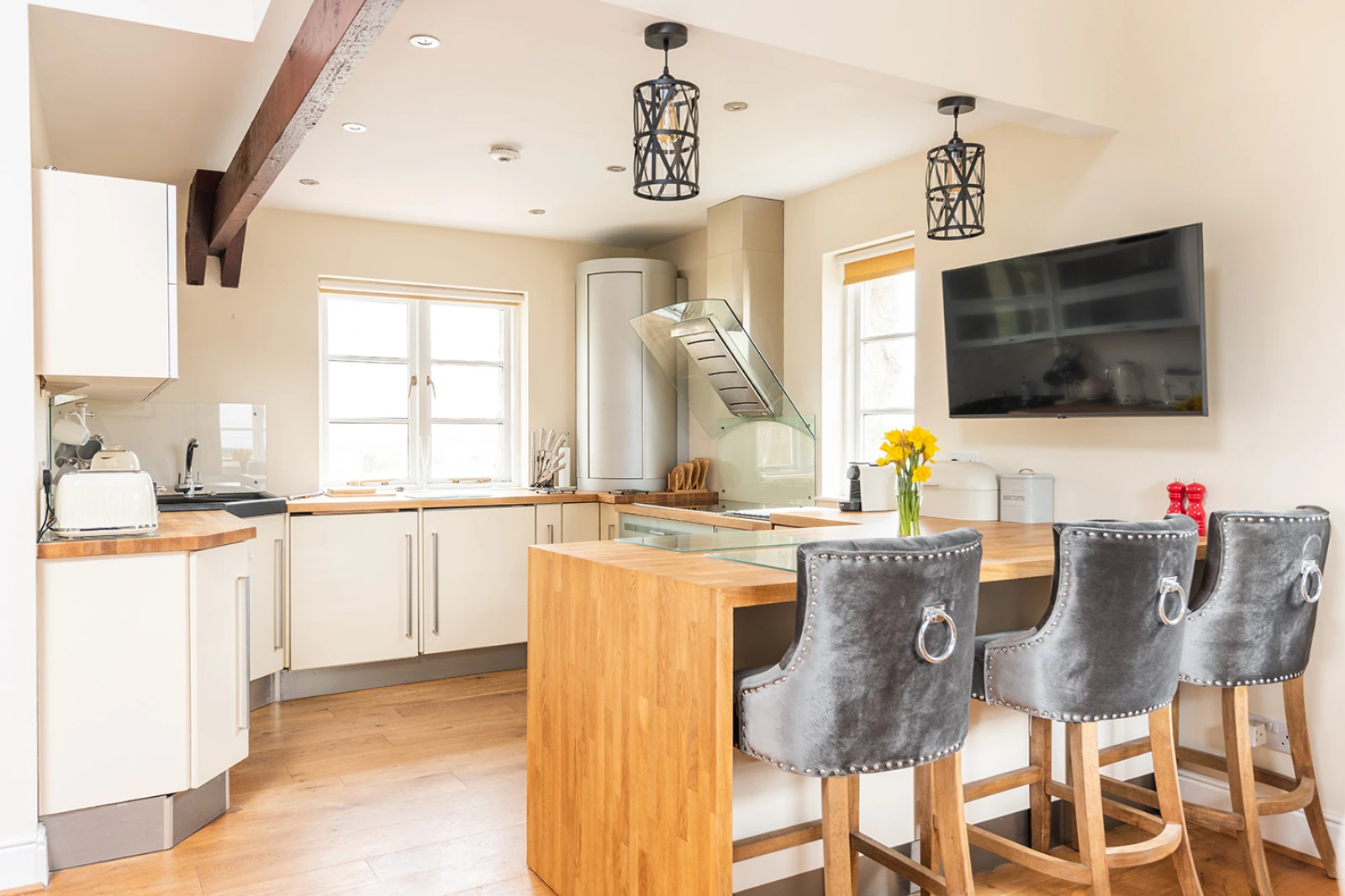 Large fully-equipped kitchen with breakfast bar.