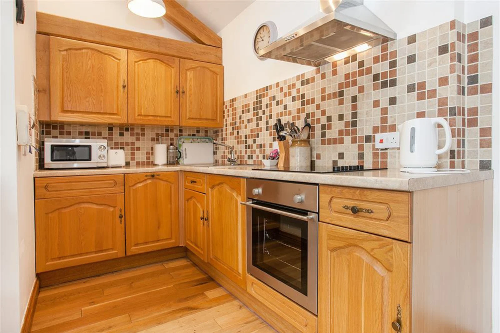 The well equipped kitchen with dishwasher