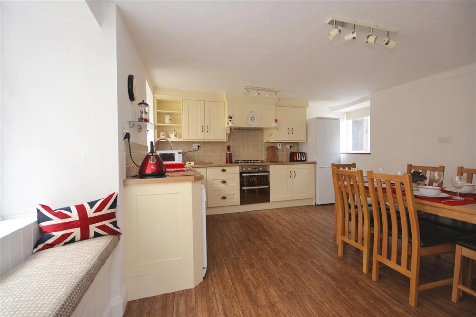 The lovely kitchen diner with window seat.
