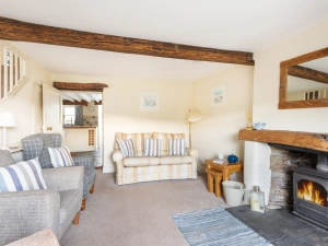 Welcome to this comfy, beautifully presented cottage.
