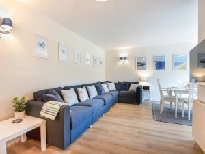 Spacious living room 