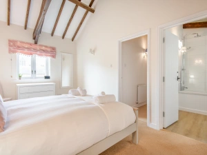 Another look at the master with en suite bathroom 