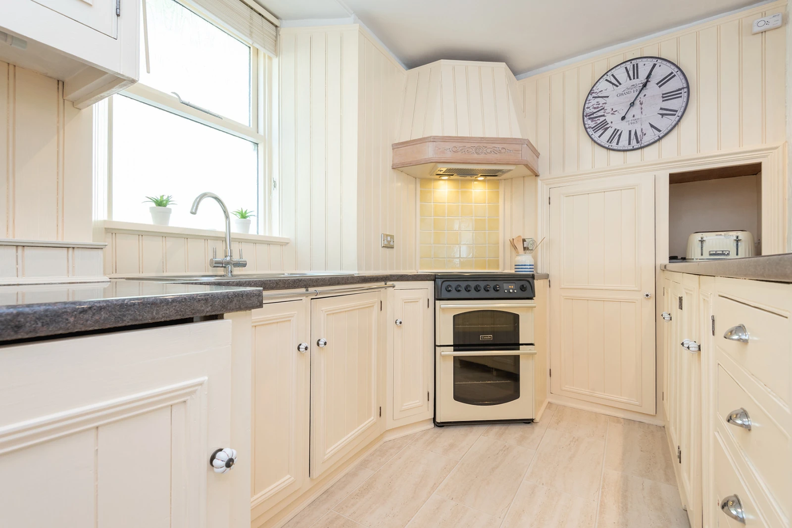 The beautiful equipped kitchen