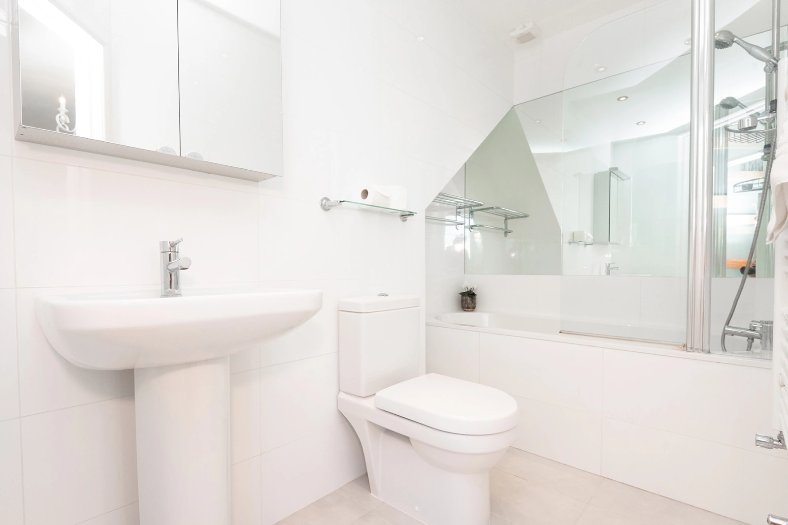 Bedroom 1 en suite bathroom