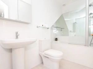 Bedroom 1 en suite bathroom