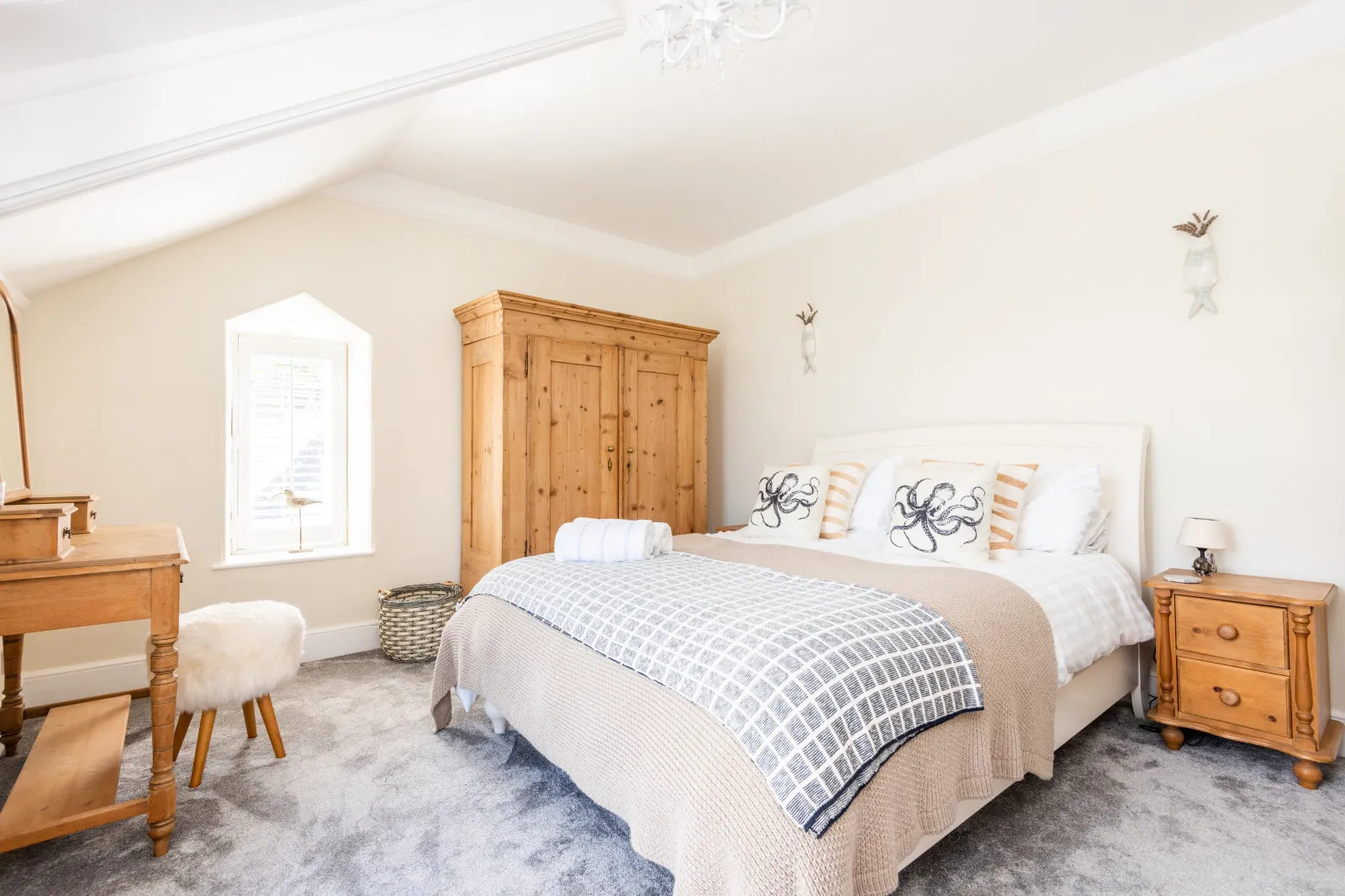 Master bedroom with 5ft king size bed.