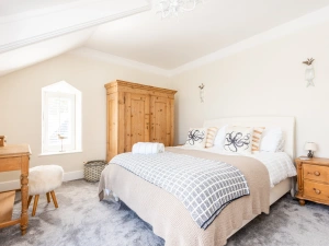 Master bedroom with 5ft king size bed.