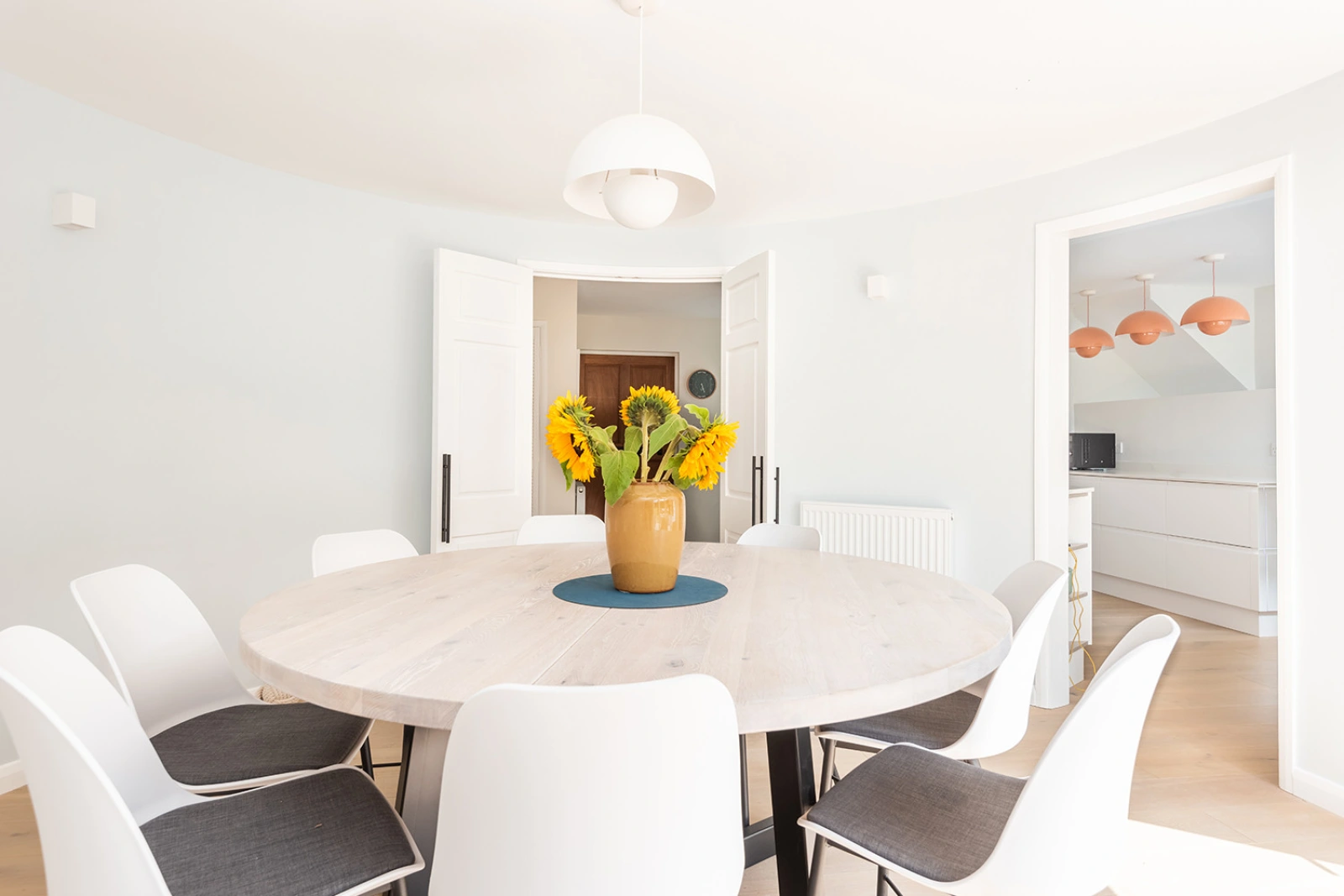 A closer look at the dining area 