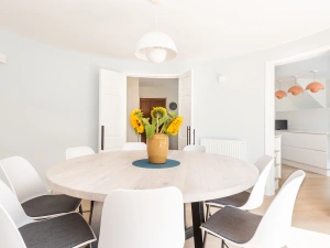 A closer look at the dining area 