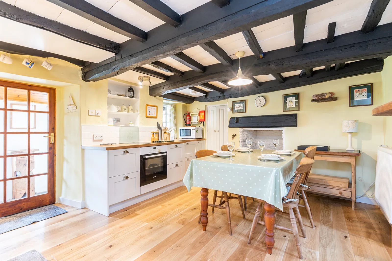 The pretty kitchen diner