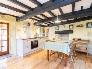 The pretty kitchen diner