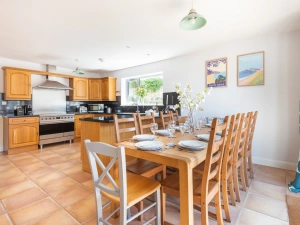 A closer look at the dining area 