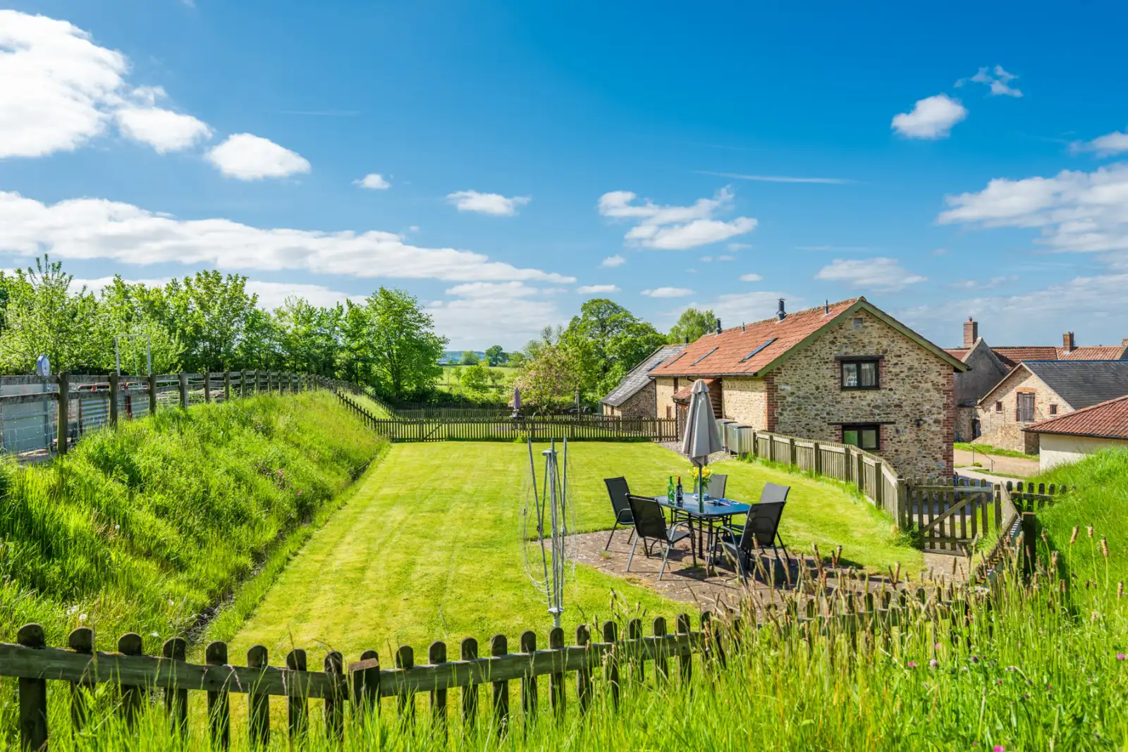 Enclosed garden with furniture acces via gate