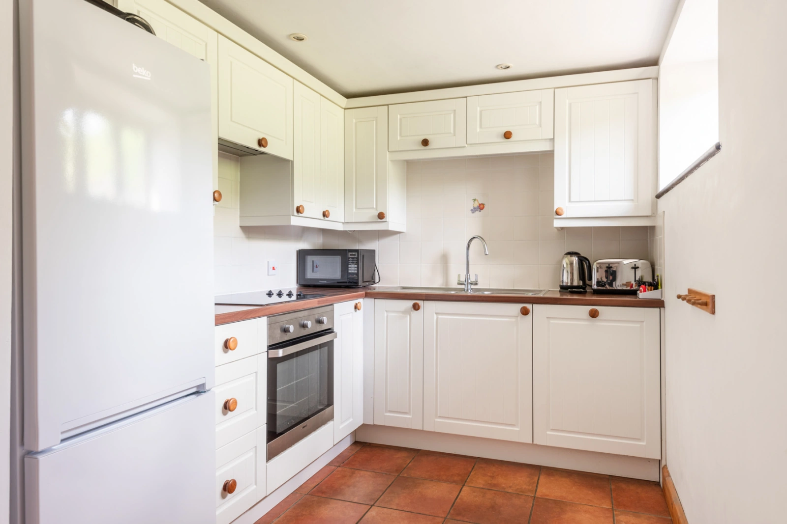 Fully fitted kitchen with dishwasher