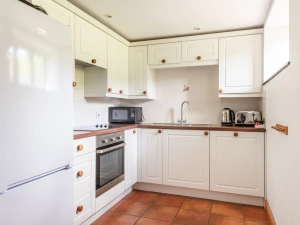Fully fitted kitchen with dishwasher