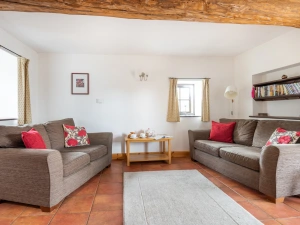 Lounge with comfortable seating for 5 people