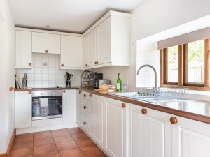 A fully equipped kitchen.