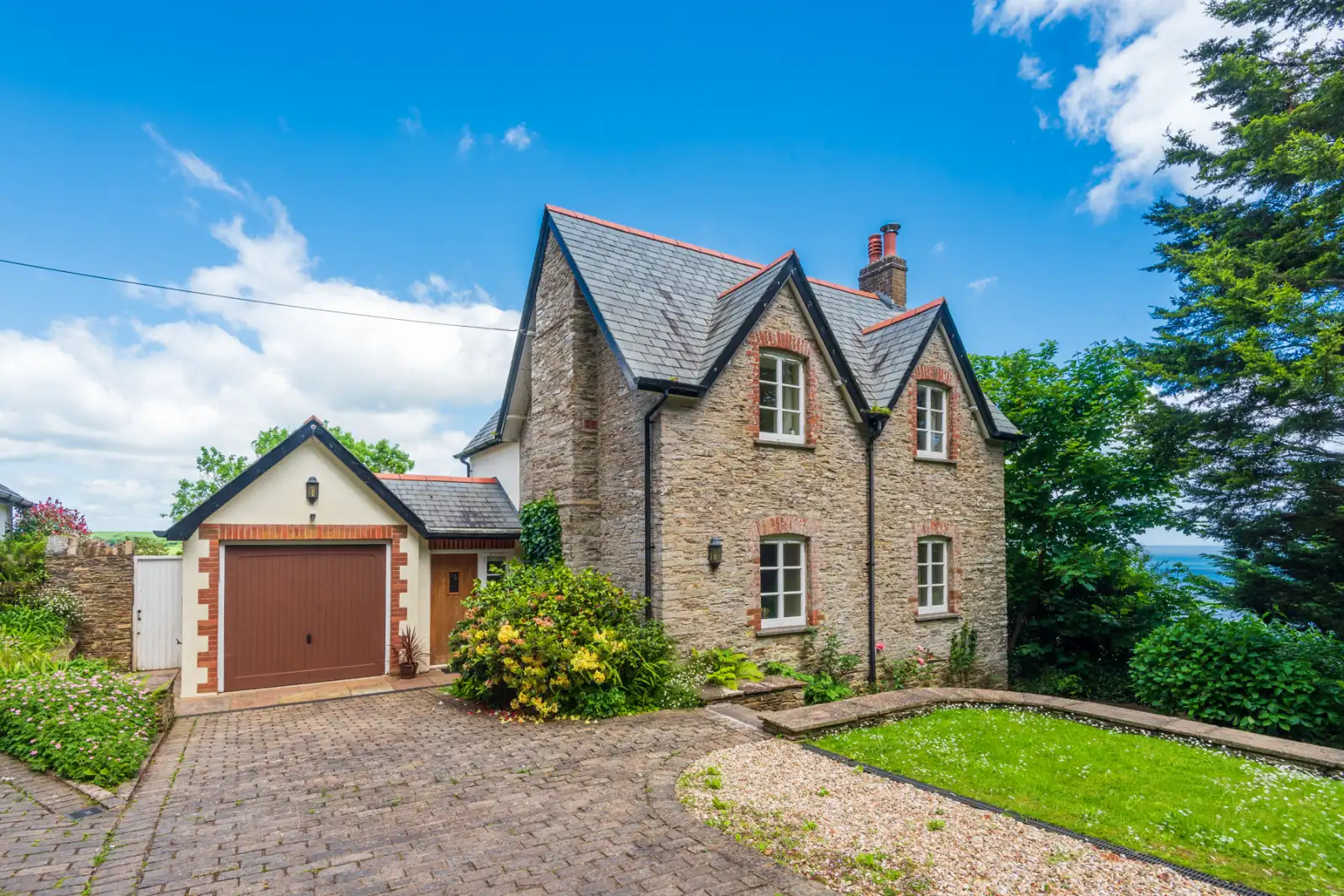 Welcome to Widewell Cottage, 3 bedroom, dog friendly holiday home with parking and sea views in South Devon