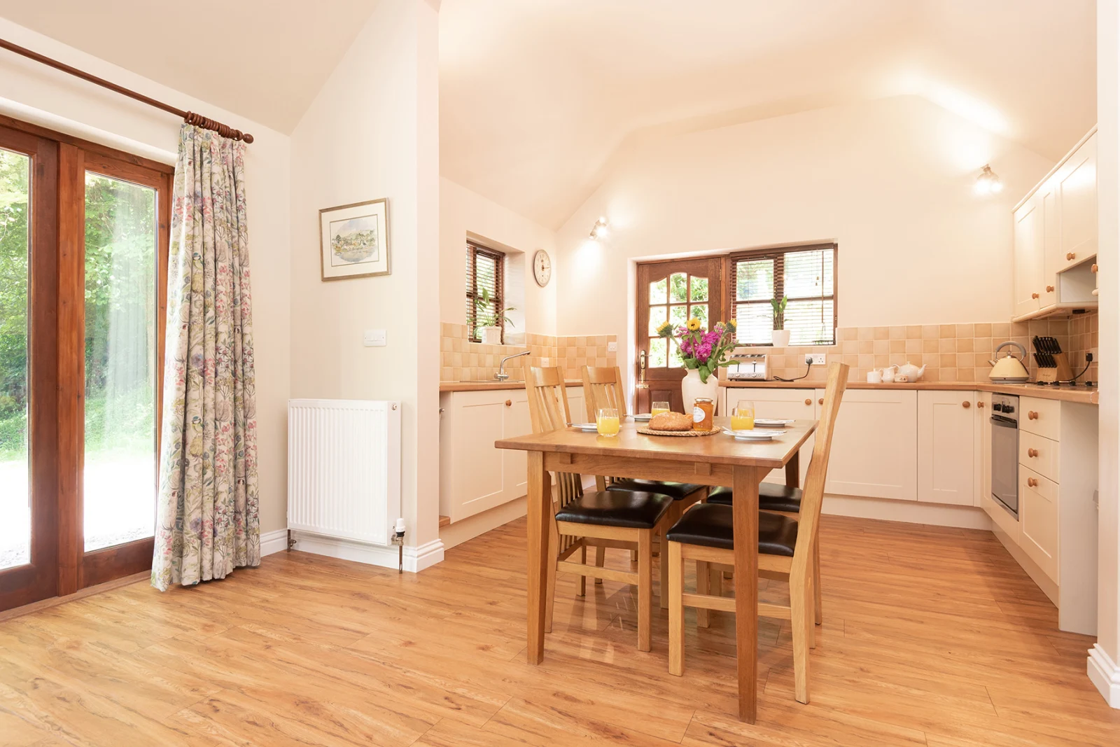 Another view of the kitchen diner