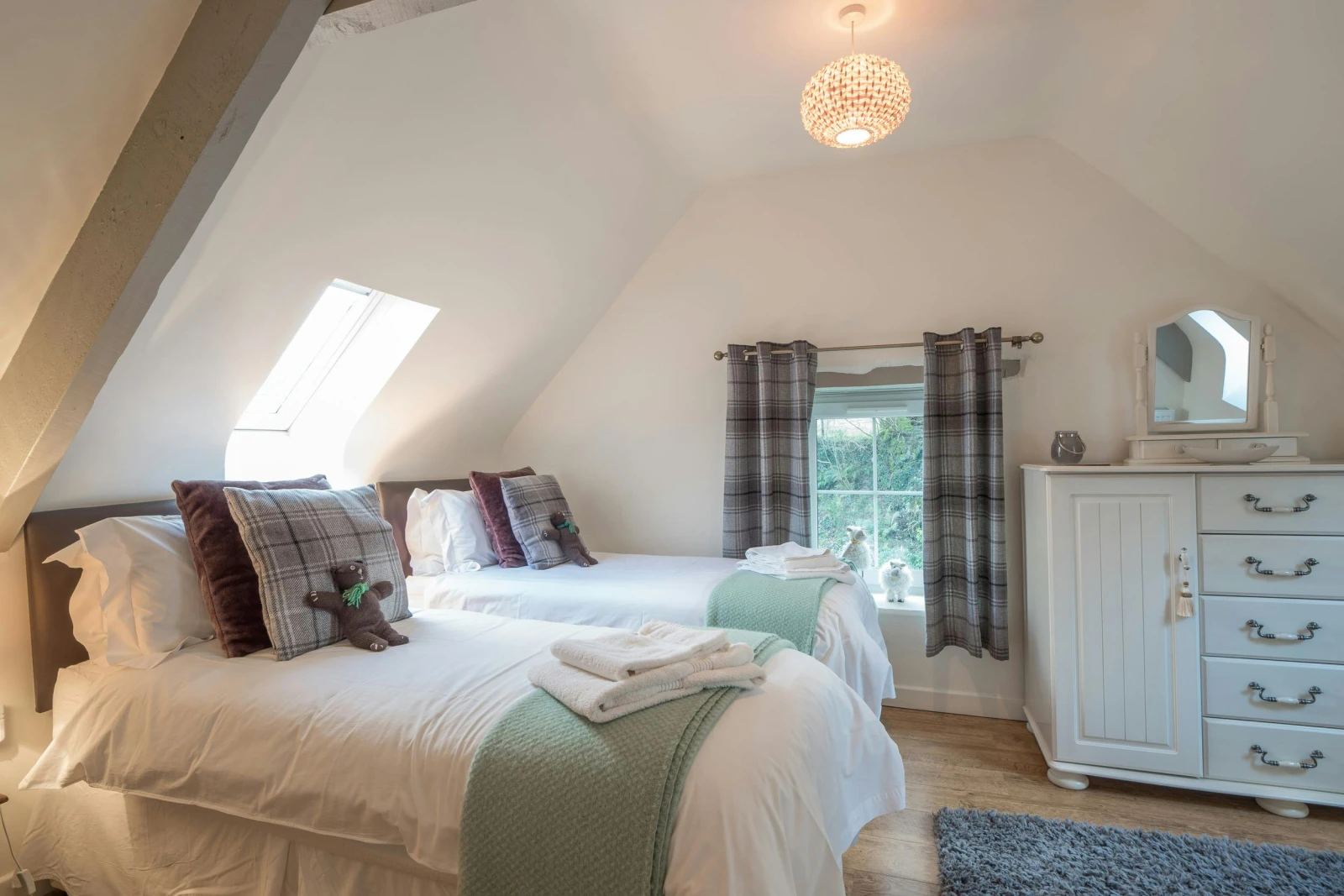 Twin single beds, storage unit with mirror
