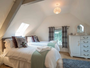 Twin single beds, storage unit with mirror