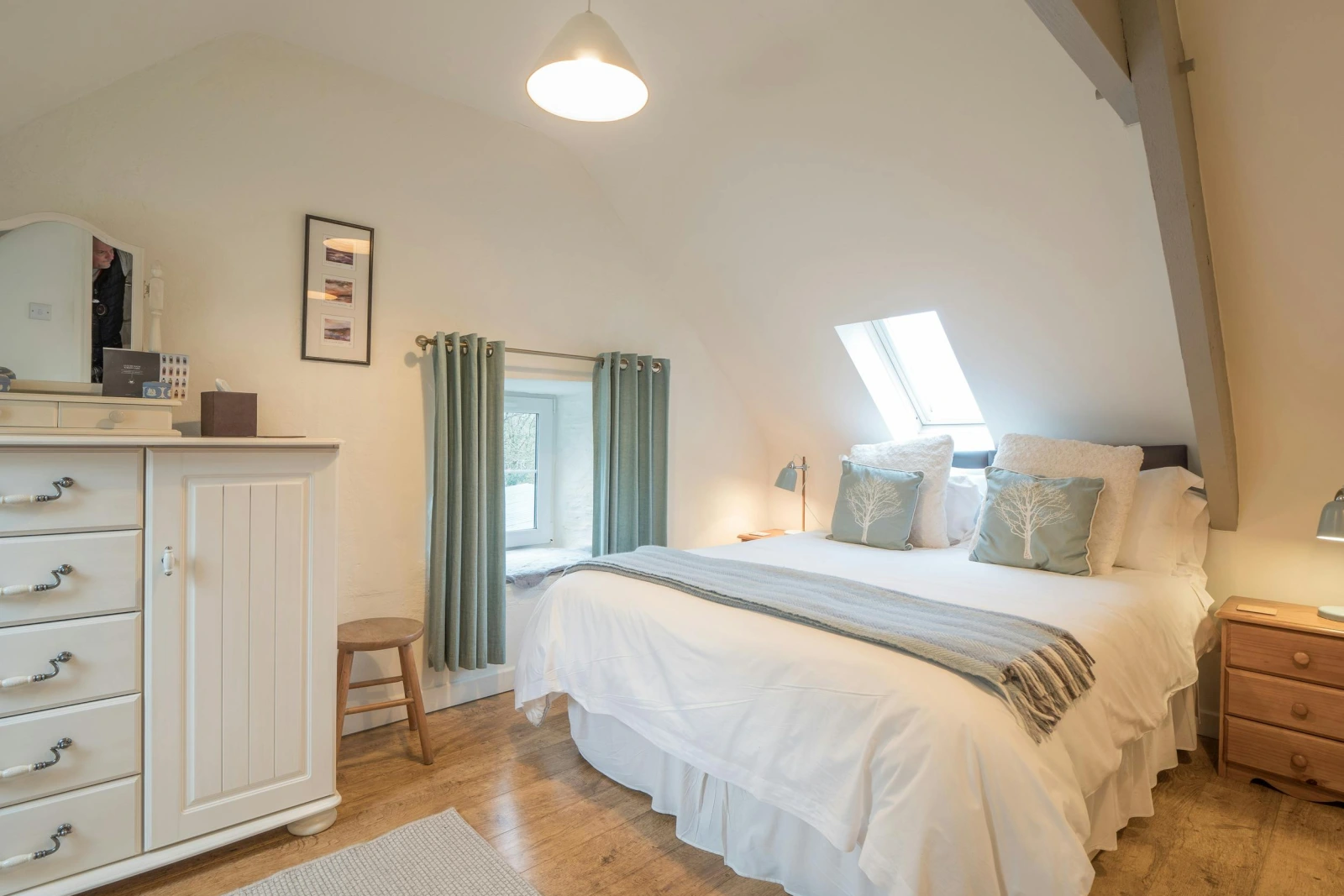 King size bed, bedside drawers with lamps, storage unit with mirror and small stool