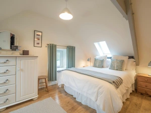 King size bed, bedside drawers with lamps, storage unit with mirror and small stool