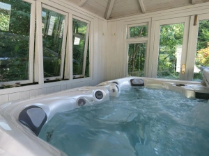 The water bubbling in the hot tub