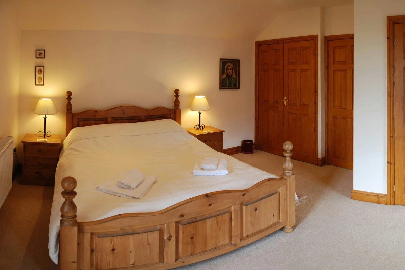 King size bedroom, bedside drawers with lamps