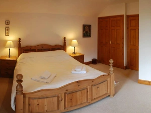 King size bedroom, bedside drawers with lamps