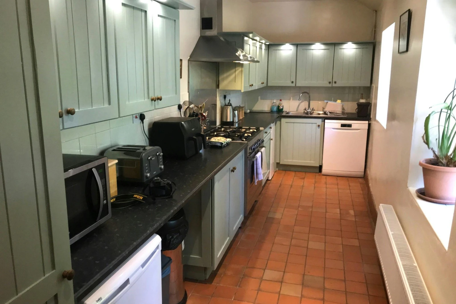 Fitted kitchen: range cooker, microwave, fridge, dishwasher, toaster, kettle and dishwasher