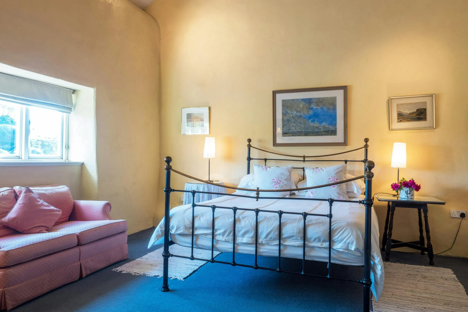 Master bedroom, with king size bed, sofa, bedside tables and lamps
