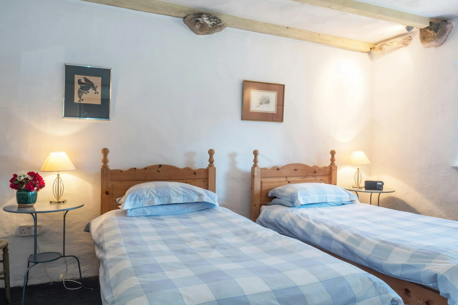 Twin single beds, bedside tables with lamps