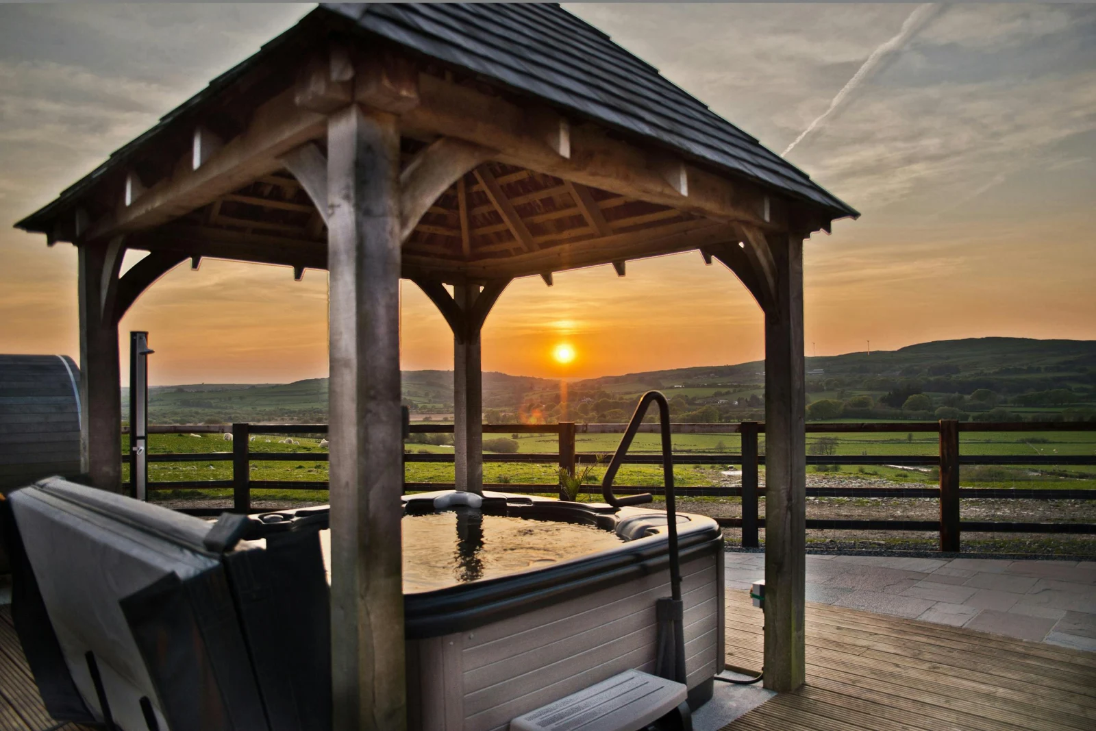 Hot tub at Llwyn Teifi