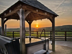 Hot tub at Llwyn Teifi