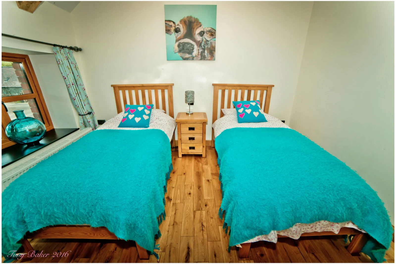Single twin beds, bedside drawer unit and lamp