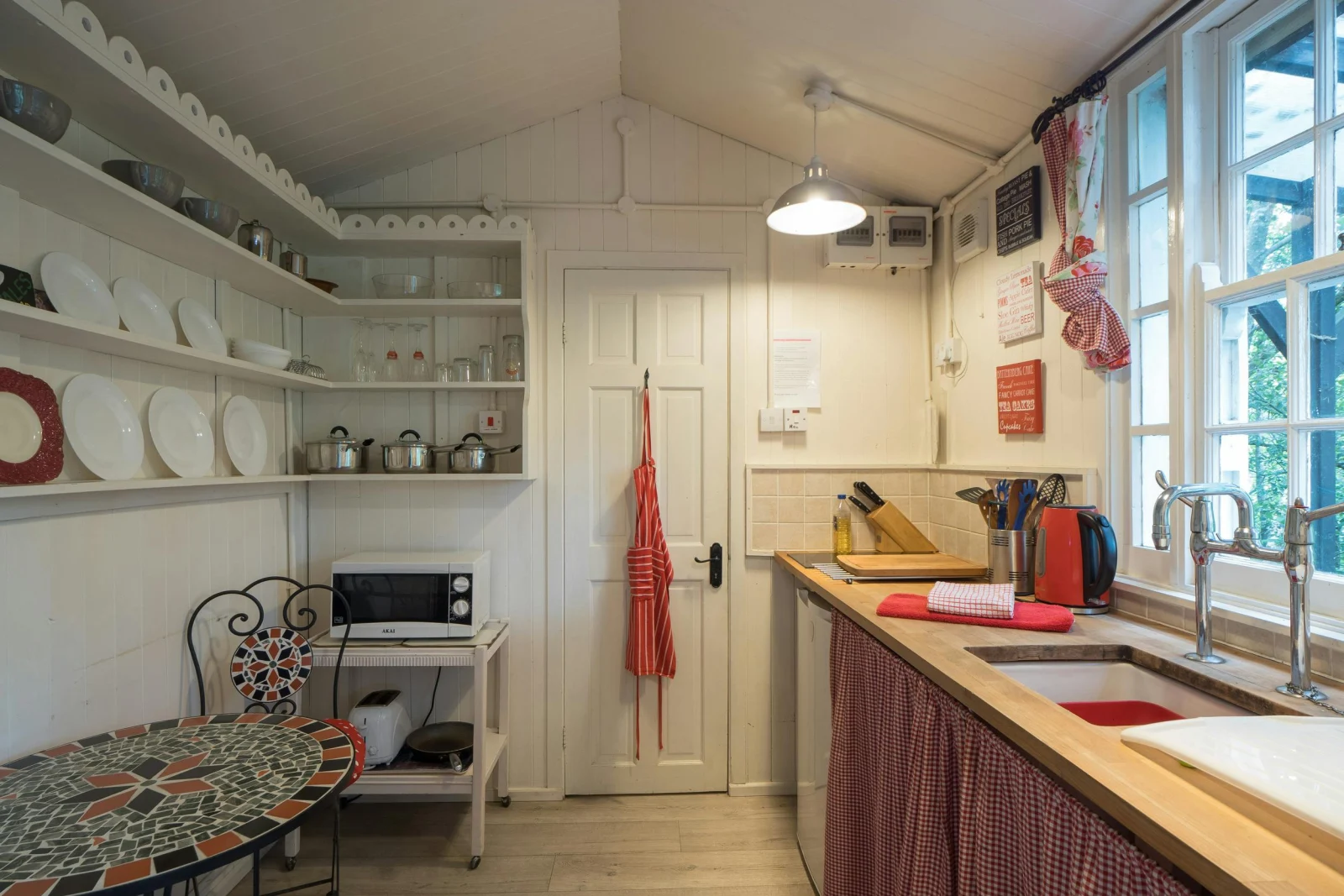 Kitchen/dining area: fridge, microwave, kettle and table with chairs