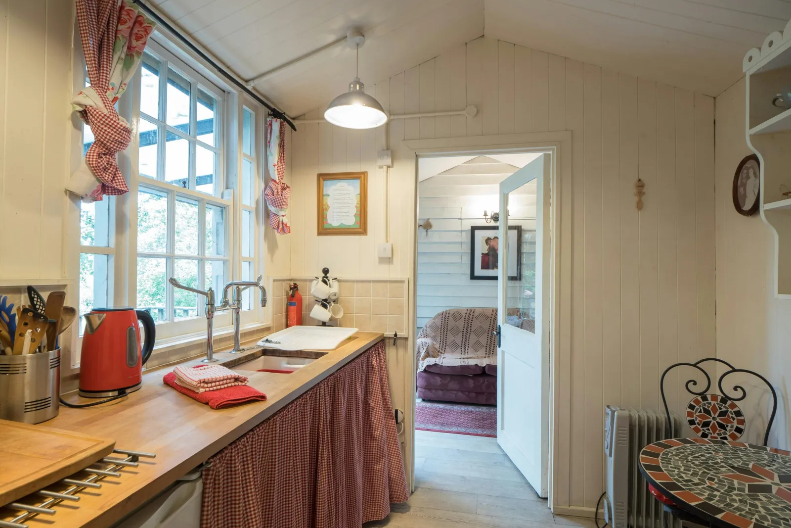 Kitchen/dining area with table and chairs