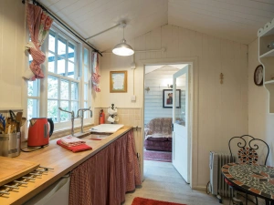 Kitchen/dining area with table and chairs