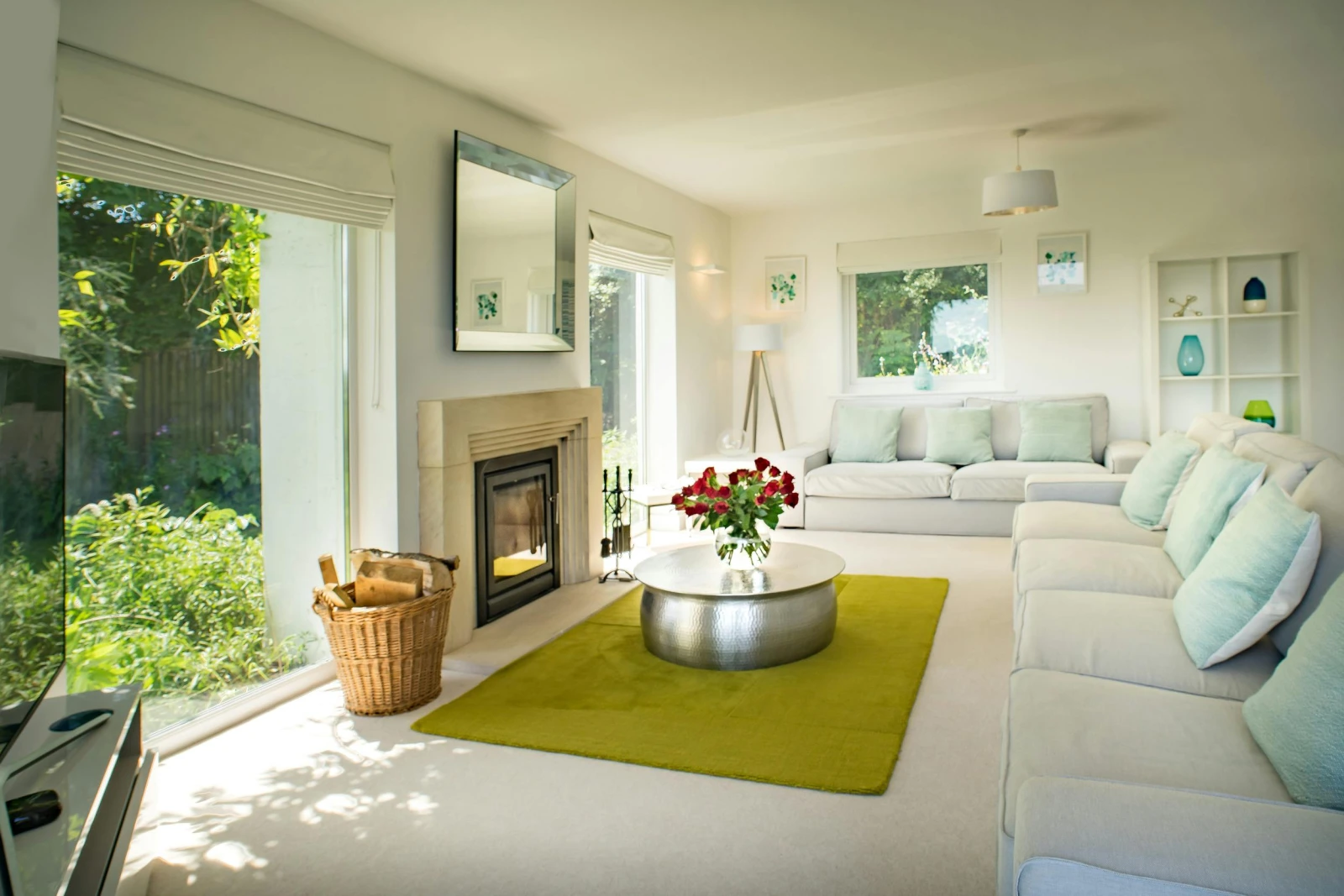 Living room with a 4-seater sofa, 6-seater sofa, TV, coffee table and flowers