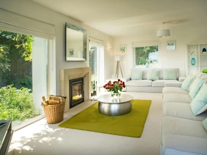 Living room with a 4-seater sofa, 6-seater sofa, TV, coffee table and flowers