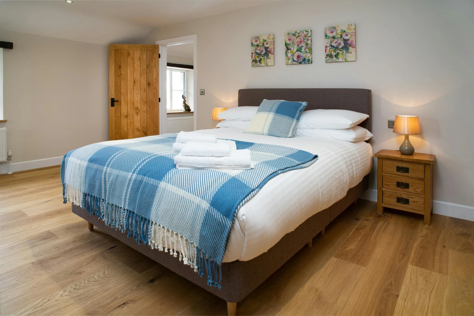 King size bed, bedside drawers with lamps