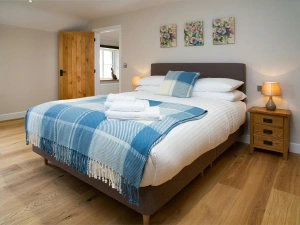 King size bed, bedside drawers with lamps