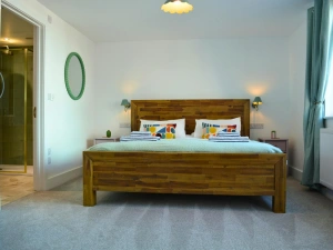 King size bed, bedside units with lamps and wall mounted mirror