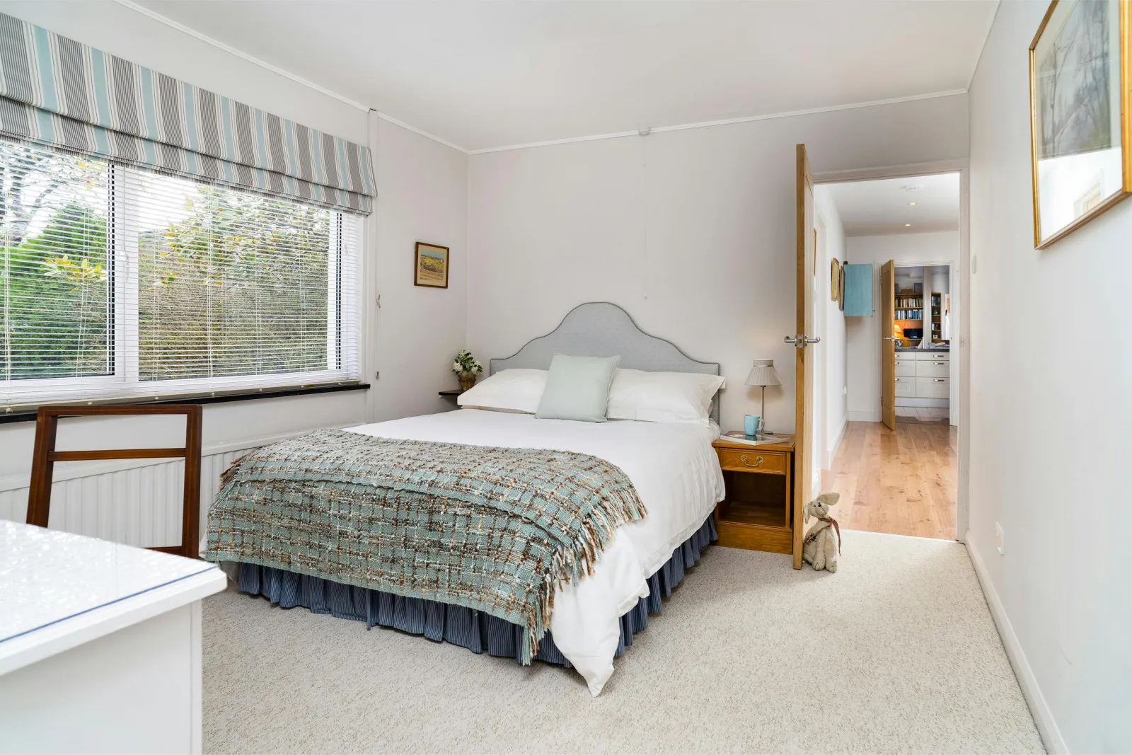 Bedroom with king size bed, bedside cabinets and lamps