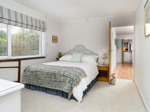 Bedroom with king size bed, bedside cabinets and lamps