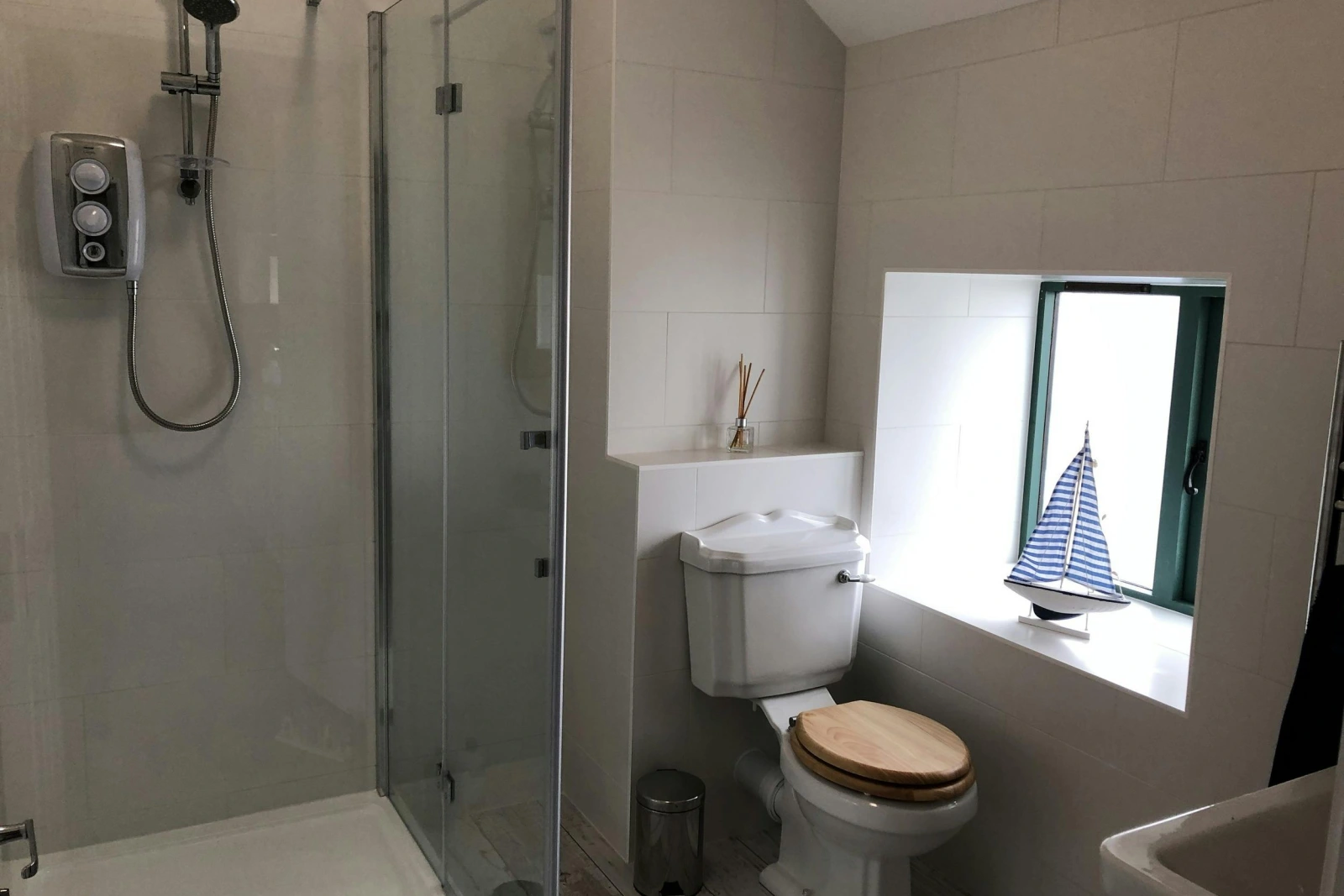 Shower cubicle with electric shower, WC and hand basin