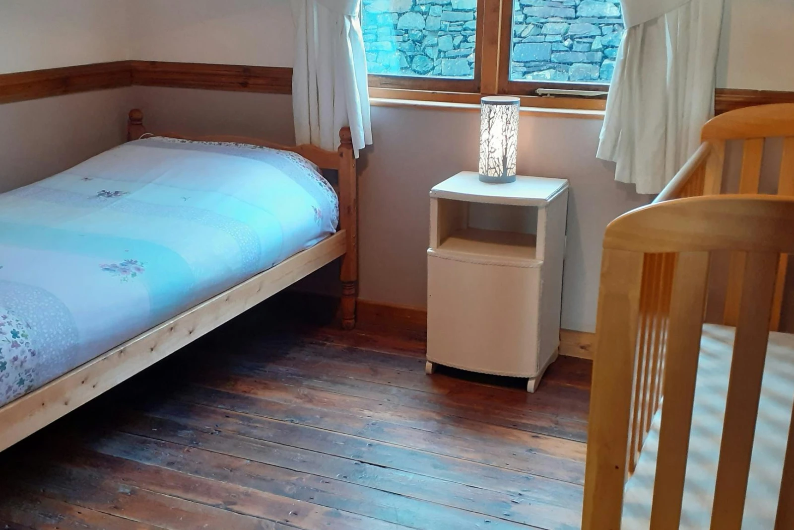 Caban Cynnes single bedroom with full size cot and bedside table
