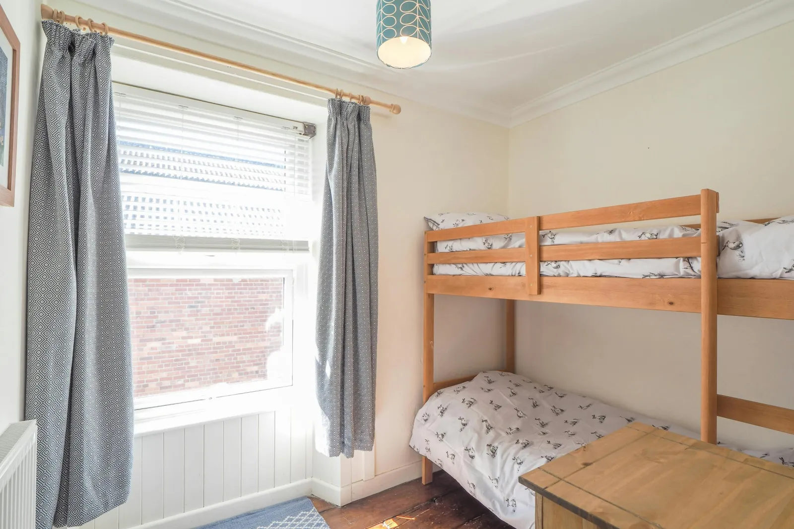 Bunk beds, chest of drawers
