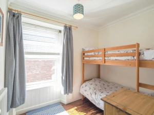 Bunk beds, chest of drawers